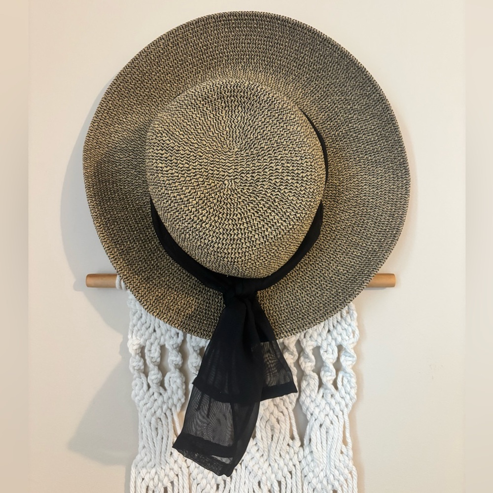 Elegant Black and Tan Women's Sun Hat